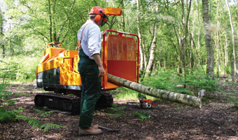 Chippers with engine on tracks